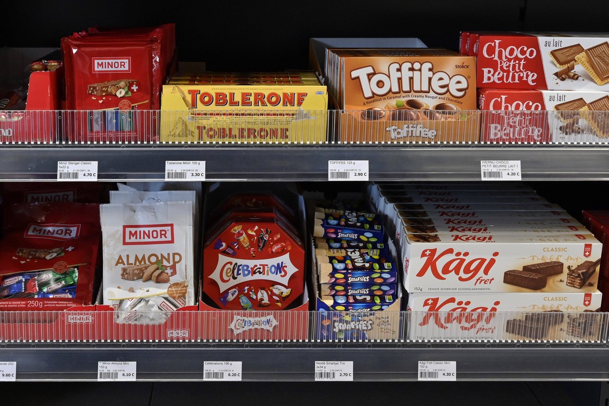 Verkaufsregal diverse Schokoladenprodukte Minor, Toblerone, Toffifee und Kägi, Schweiz, 18.02.2023 *** Sales shelf various chocolate products Minor, Toblerone, Toffifee and Kägi, Switzerland, 18 02 20 ...