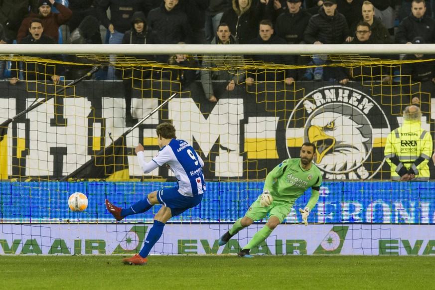 (L-R) Sam Lammers of Heerenveen, goalkeeper Eduardo of Vitesse 2-2 during the Dutch Eredivisie match between Vitesse Arnhem and sc Heerenveen at Gelredome on February 02, 2019 in Arnhem, The Netherlan ...