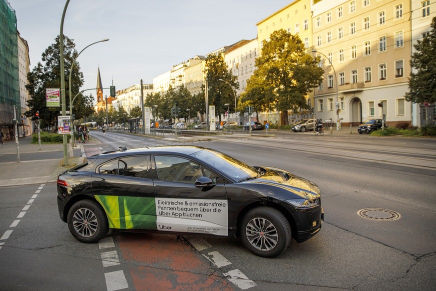 ARCHIV - 01.09.2021, Berlin: Ein Auto des Fahrdienstleiters Uber f