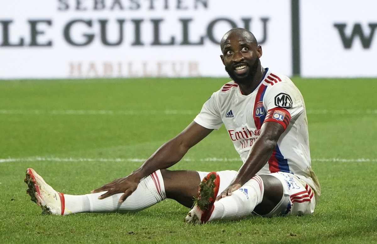 ARCHIV - 12.09.2021, Frankreich, Lyon: Fußball: Ligue 1, Frankreich, Olympique Lyon - Racing Straßburg, 5. Spieltag, im Groupama Stadion: Lyons Moussa Dembele reagiert während des Spiels. Er könnte be ...