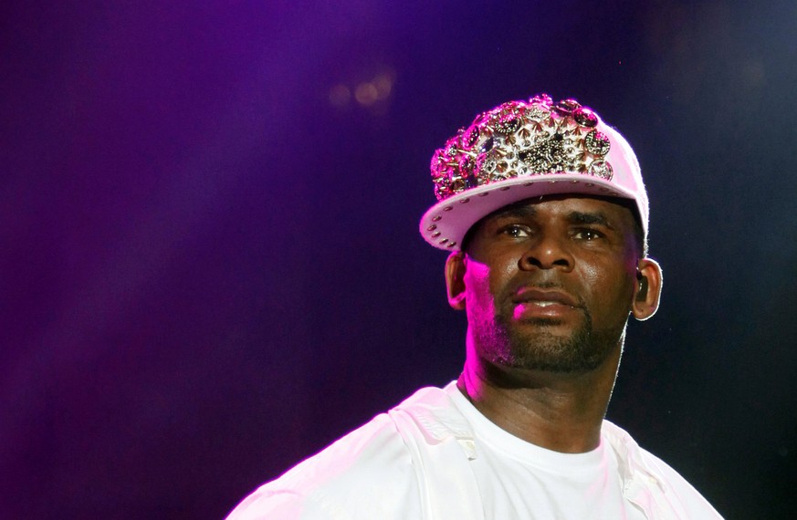 FILE PHOTO: U.S. vocalist, songwriter and producer R. Kelly performs on the final day of the St Lucia Jazz and Arts Festival at Pigeon Island National Landmark, May 12, 2013. REUTERS/Andrea De Silva/F ...