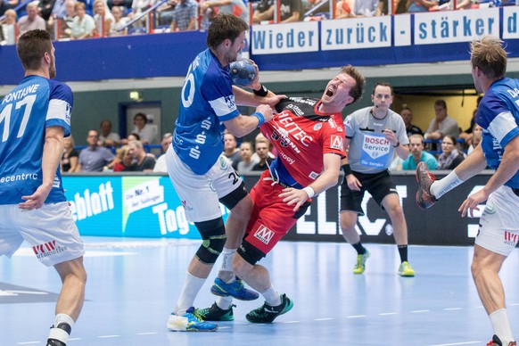 Ein Foul bei Bergischer HC gegen HC Erlangen.