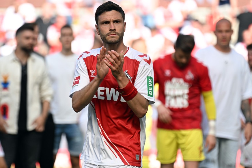 ARCHIV - 27.05.2023, Nordrhein-Westfalen, Köln: Fußball: Bundesliga, 1. FC Köln - Bayern München, 34. Spieltag, im RheinEnergieStadion. Kölns Jonas Hector verabschiedet sich von den Fans. (zu dpa: «Tr ...