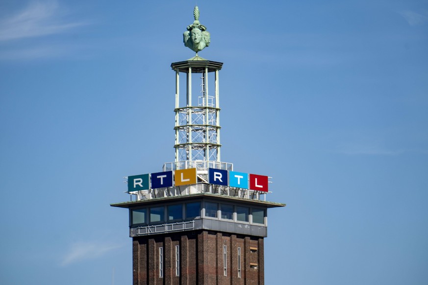 Der alte Messeturm der Messe Köln, mit RTL Logo, am Hauptsitz der RTL Mediengruppe, Köln, NRW, Deutschland, RTL *** The old trade fair tower of Messe Köln, with RTL logo, at the headquarters of RTL Me ...