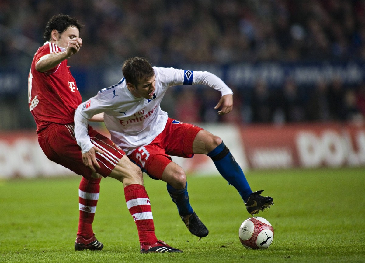 Schmerz! Van Bommel im Bayern-Trikot (l.) hackt van der Vaart um.