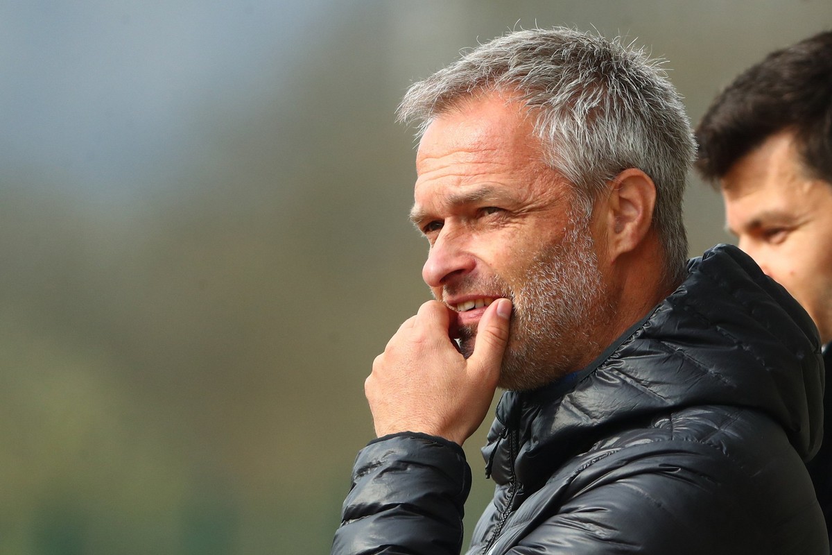 ARCHIV - 29.03.2022, Italien, Wetzlar: Fußball: U16, Freundschaftsspiel, Deutschland - Italien. Bundestrainer Christian Wück verfolgt das Spielgeschehen. Christian Wück kennt noch keine Fußball-Nation ...