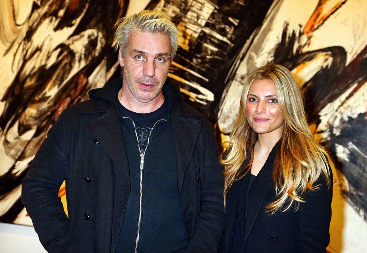 Till Lindemann von Rammstein mit Freundin Sophia Thomalla / bei der Ausstellungseroeffnung - K.O. Goetz in der Neuen Nationalgalerie in Berlin. Zu seinem 100. Geburtstag ehrt die Berliner Neue Nationa ...