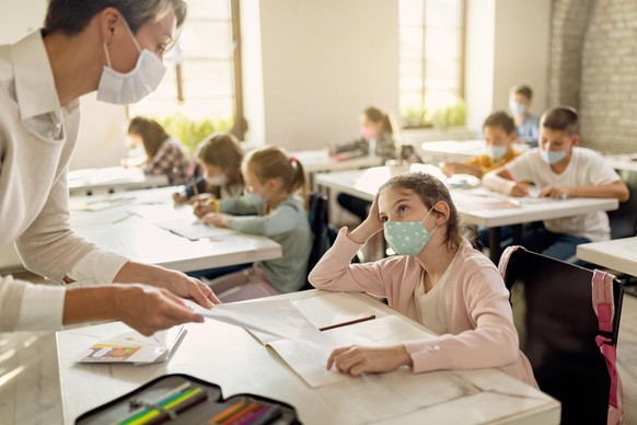 In den Schulen müssen die Kinder weiterhin Maske tragen (Symbolbild).