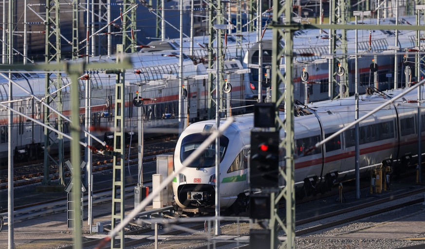 27.03.2023, Sachsen, Leipzig: Zahlreiche Fernzüge stehen auf dem Gelände vor dem Leipziger Hauptbahnhof. Mit einem großangelegten bundesweiten Warnstreik haben die Gewerkschaften EVG und Verdi am Mont ...