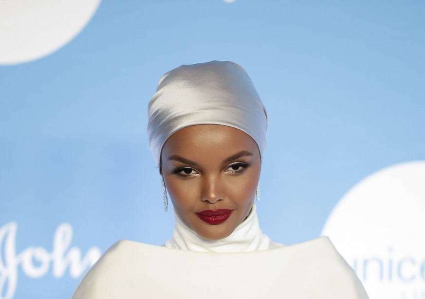Entertainment Bilder des Tages Halima Aden arrives on the red carpet at the 15th Annual UNICEF Snowflake Ball at Cipriani Wall Street on Tuesday, December 03, 2019 in New York City. PUBLICATIONxINxGER ...