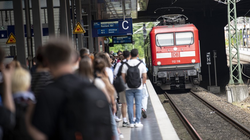 11.06.2022, Berlin: Menschen warten am Gleis am Bahnhof Gesundbrunnen auf einen einfahrenden Regionalexpress. Der Ansturm auf die Bahnen durch das 9-Euro-Ticket h