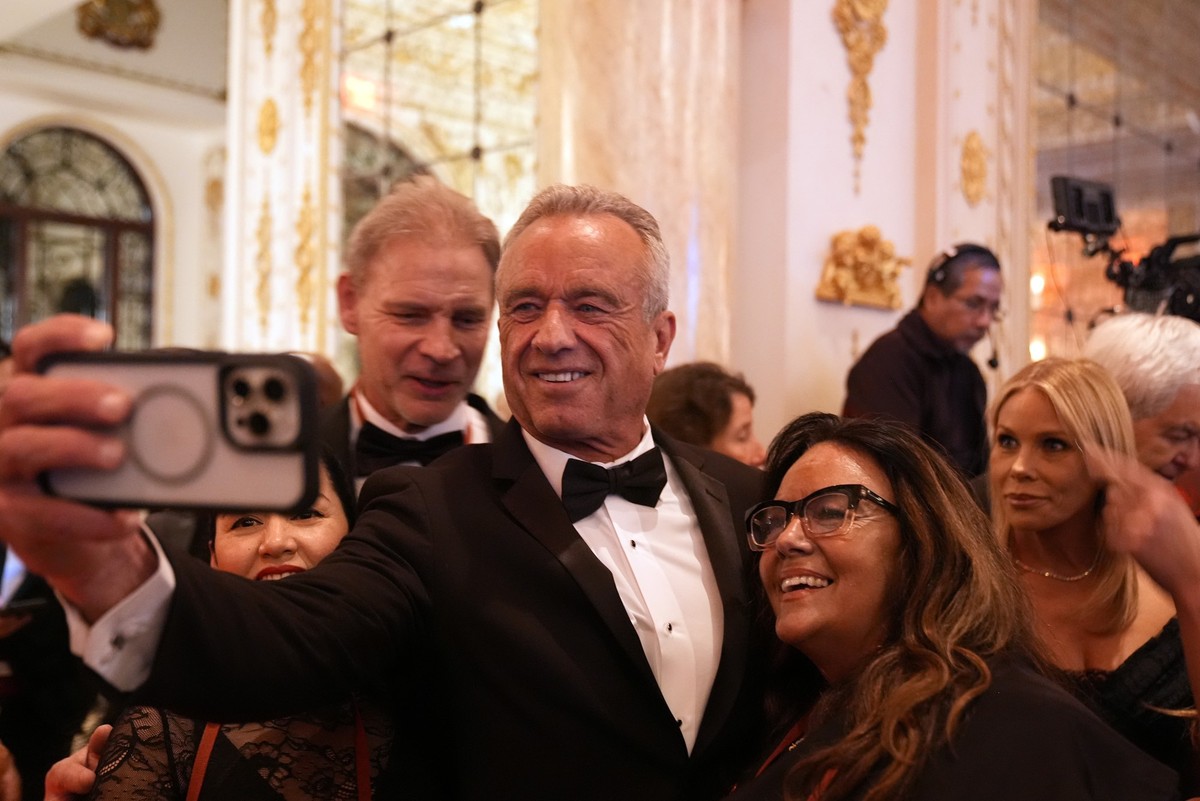 Robert F. Kennedy Jr. arrives before President-elect Donald Trump speaks during an America First Policy Institute gala at his Mar-a-Lago estate, Thursday, Nov. 14, 2024, in Palm Beach, Fla. (AP Photo/ ...
