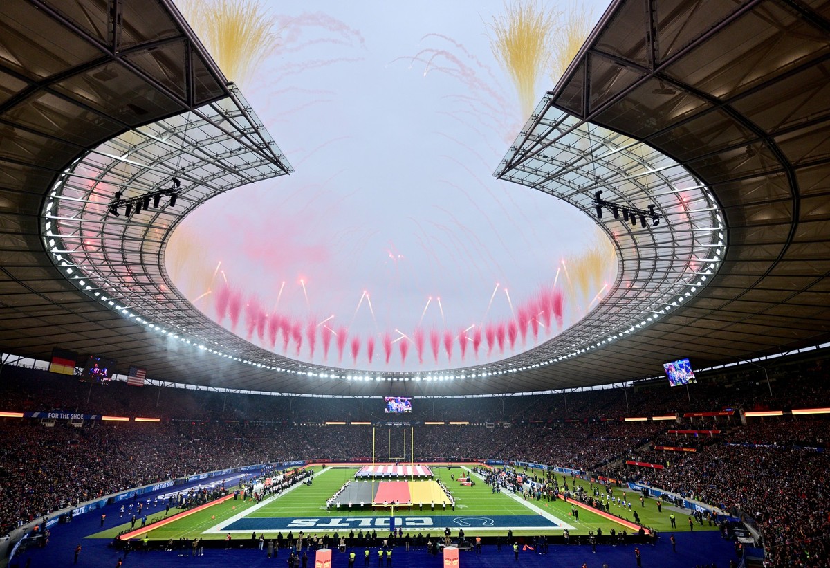 09.11.2025, Berlin: American Football: Profiliga NFL, Indianapolis Colts - Atlanta Falcons, Hauptrunde, Hauptrunde-Partien, 10. Spieltag, Olympiastadion Berlin. Feuerwerk nach den Hymnen. Foto: Sebast ...