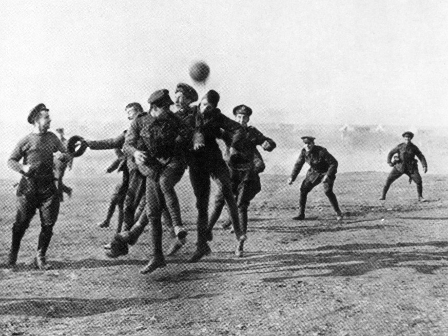 Englische Soldaten beim Fußball im ersten Weltkrieg.