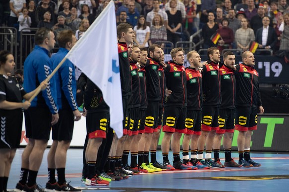 Handball-WM Korea - Deutschland am 10.01.2019 in der Mercedes-Benz Arena in Berlin Deutsche Mannschaft bei der Nationalhymne *** Handball WM Korea Germany on 10 01 2019 in the Mercedes Benz Arena in B ...