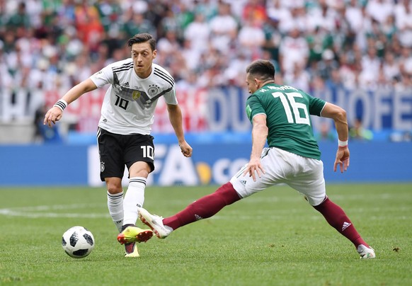 FUSSBALL WM 2018 Vorrunde Gruppe F 17.06.2018 Deutschland - Mexiko Mesut Oezil (li, Deutschland) gegen Hector Herrera (re, Mexiko) *** FIFA World Cup 2018 Preliminary Round Group F 17 06 2018 Germany  ...