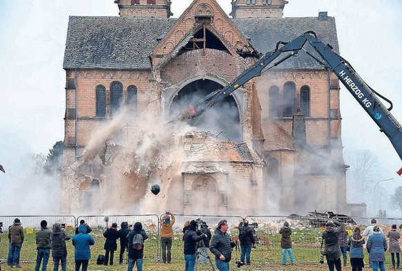 Seit dem 14. Mai 1985 stand der Immerather Dom als Baudenkmal unter Denkmalschutz, im Januar 2018 wurde er aber trotz Protesten zugunsten des Braunkohle-Tagebaues Garzweiler abgerissen.