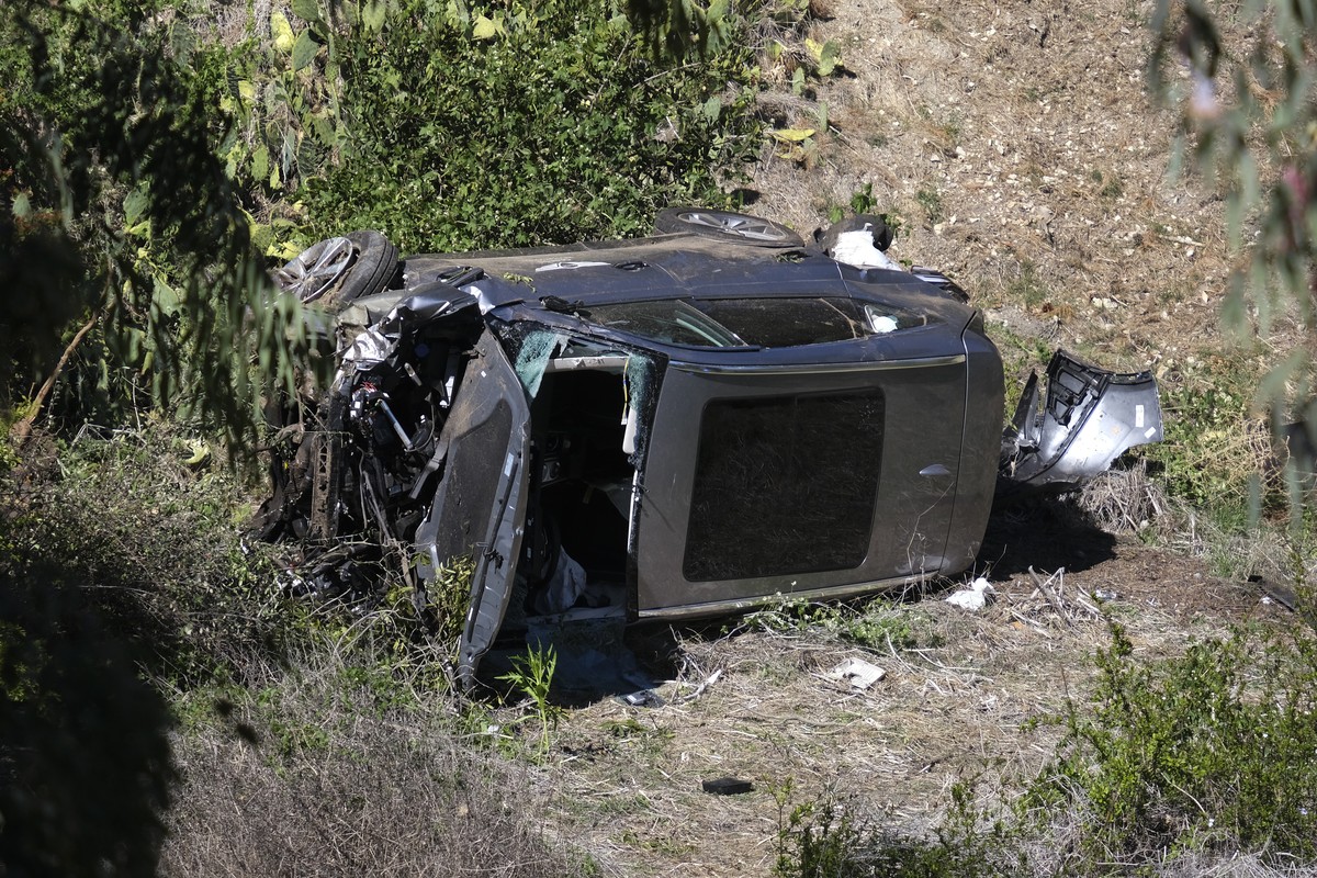 23.02.2021, USA, Los Angeles: Ein besch�digtes Fahrzeug liegt nach einem Unfall auf der Seite. Golf-Superstar Tiger Woods ist bei einem schweren Autounfall in Los Angeles an den Beinen verletzt und im ...