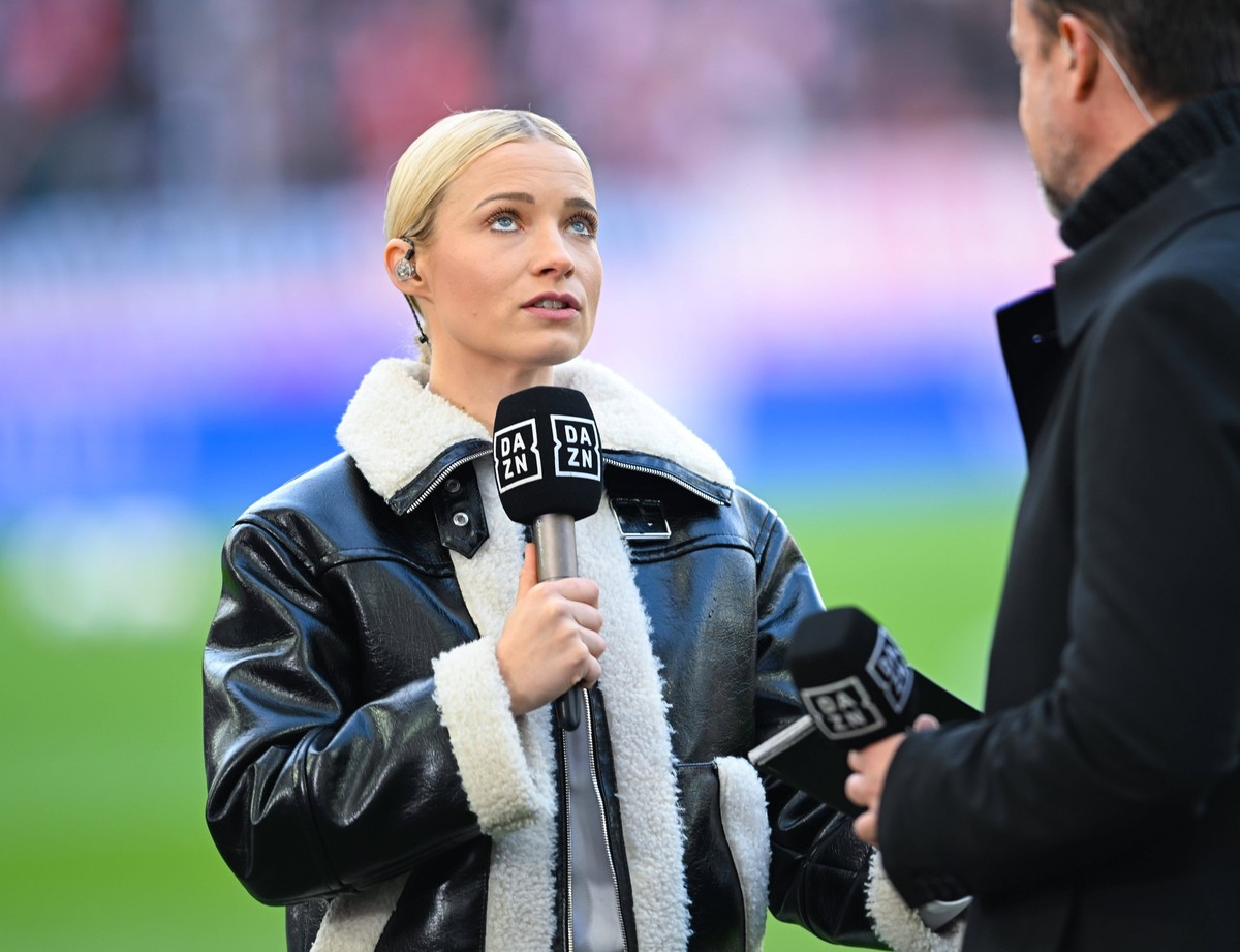 Germany, Stuttgart, 11.02.2024, MHP Arena, VfB Stuttgart vs 1. FSV Mainz 05 - 1. Bundesliga, TV-Moderatorin Lena Cassel DAZN looks up Stuttgart MHP Arena Baden-Wuerttemberg Germany *** Germany, Stuttg ...
