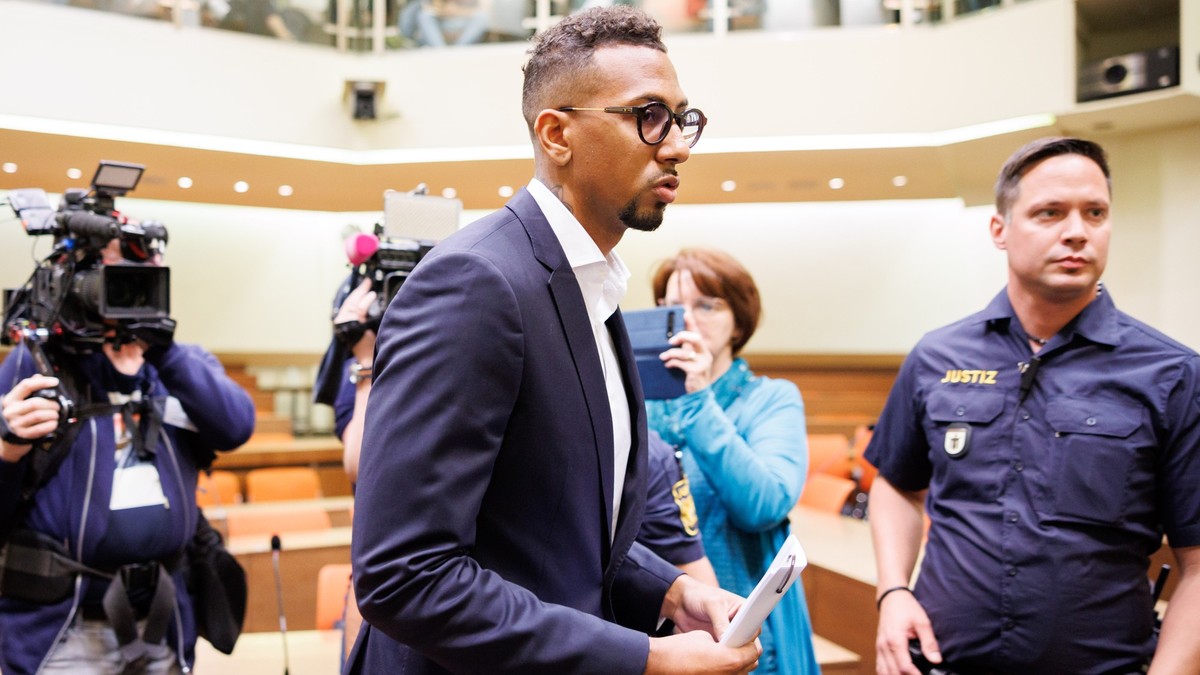14.06.2024, Bayern, München: Jerome Boateng, Profi-Fußballspieler, betritt zu Prozessbeginn einen Gerichtssaal des Landgerichts München. Der ehemalige Fußball-Nationalspieler Boateng muss sich wegen d ...