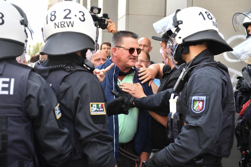 29.08.2020, Berlin: Die Polizei spricht mit einem Teilnehmer bei einer Demonstration gegen die Corona-Ma�nahmen. Foto: Bernd Von Jutrczenka/dpa +++ dpa-Bildfunk +++