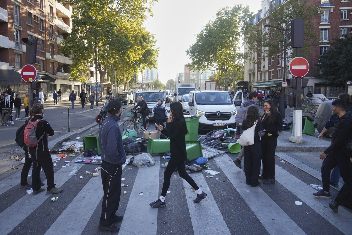 Protesters block a street during the &quot;Bloquons Tout&quot; (Block Everything) protest movement in Paris, Wednesday, Sept. 10, 2025. (AP Photo/Thibault Camus)