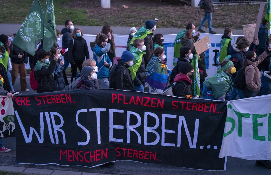 Erste große Demonstration von Fridays for Future, in der Corona Pandemie, gegen das Abholzen des Sterkrader Waldes, für eine Vergrößerung des Autobahnkreuz Oberhausen, wo bis zu 5000 Bäume gefällt wer ...