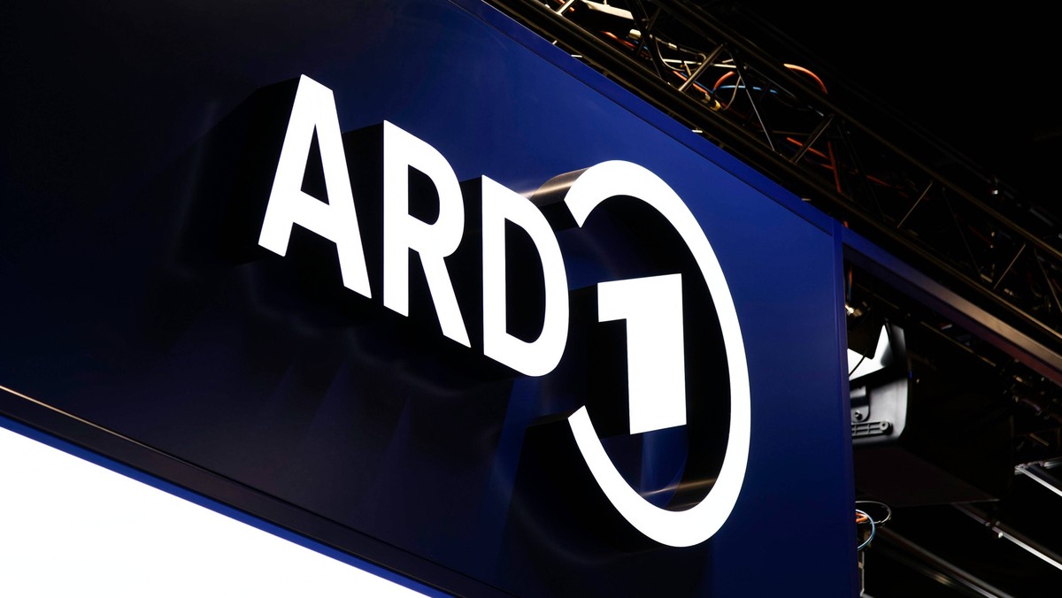 21.08.2024, Spielemesse gamescom in Köln. Logo am Stand von ARD. 21.08.2024, Spielemesse gamescom in Köln 21.08.2024, Spielemesse gamescom in Köln *** 21 08 2024, games fair gamescom in Cologne Logo a ...