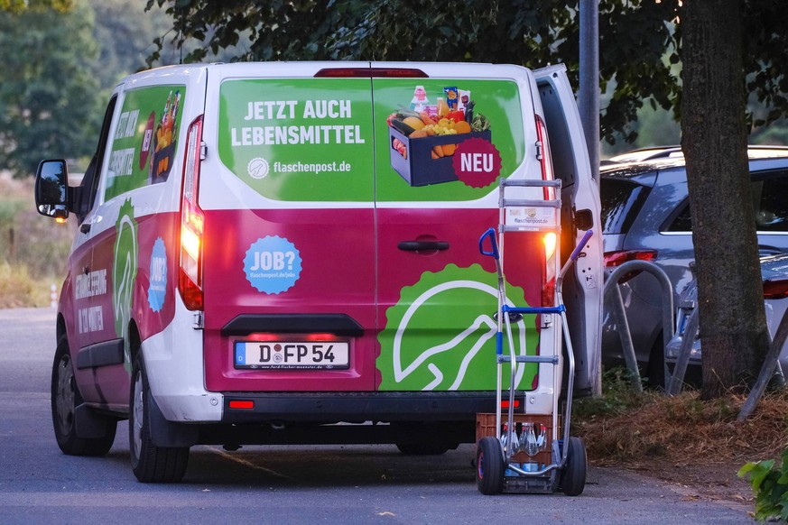 Düsseldorf 08.08.2022 Flaschenpost flaschenpost.de Lieferdienst Lieferfahrer Bote Lieferbote Wasser Wasserflaschen Glasflaschen Pfandflaschen Wasserkiste Wasserkisten Hitze Düsseldorf Nordrhein-Westfa ...