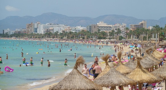 Strandszene an der Playa de Palma und Bucht von Palma im Sommer 2023 - Standabschnit SArenalStrandszene an der Playa de Palma und Bucht von Palma im Sommer 2023 - Standabschnit SArenal, Palma Mallorca ...