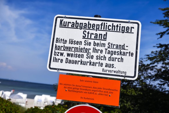 Kurabgabepflichtiger Strand, Schild an der Ostsee in Timmendorfer Strand, Schleswig-Holstein, Deutschland, Europa Beach subject to health resort tax, sign at the Baltic Sea in Timmendorfer Strand, Sch ...