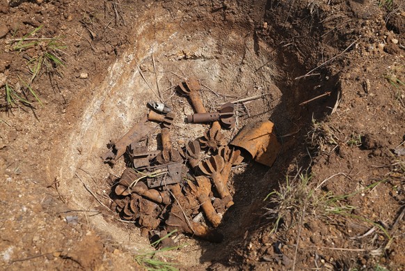 ARCHIV - 11.05.2023, Südsudan, Ayii: Überreste von Streumunition liegen an einer Räumungsstelle. Berichte über eine mögliche Lieferung international geächteter Streumunition aus den USA an die Ukraine ...
