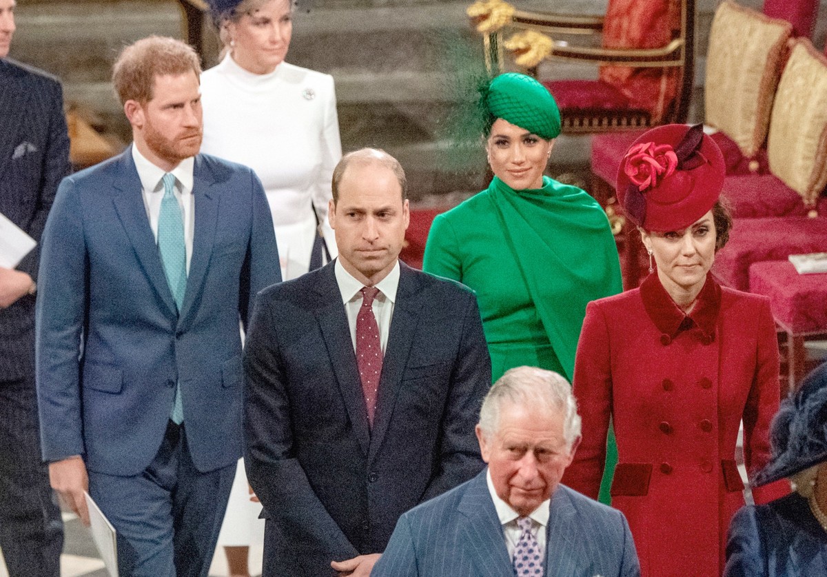 ARCHIV - 09.03.2020, Großbritannien, London: Prinz Harry (l-r), Prinz William, Meghan, Herzogin von Sussex, und Kate, damalige Herzogin von Cambridge, verlassen hinter dem damaligen Prinz Charles (vor ...