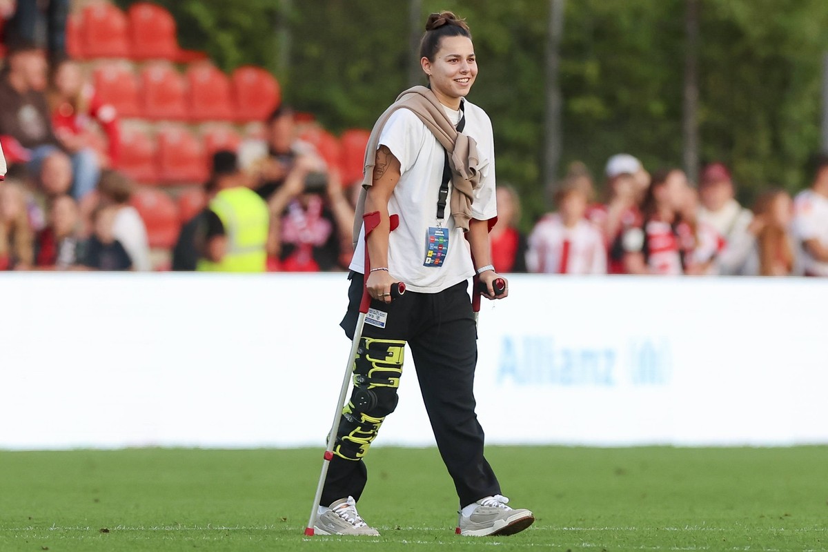 Lena Oberdorf FC Bayern Muenchen laeuft mit Gehhilfen Kruecken und einer Schiene am rechten Knie ueber den Platz, Friendly match, FC Bayern Muenchen vs Juventus FC, Uhlsport Park am 20. August 2024 in ...