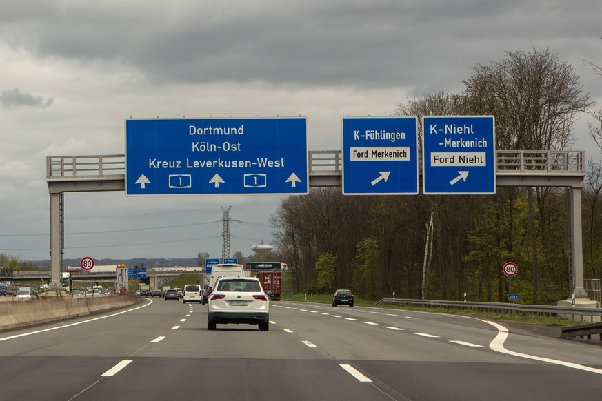 Die Anschlussstelle Köln-Niehl auf der Autobahn 1 kurz vor der Autobahnbrücke Leverkusen. Autobahnbrücke Leverkusen *** The Cologne Niehl junction on highway 1 shortly before the Leverkusen highway br ...