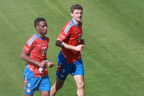 20 Bouna Sarr und 25 Thomas Mueller, laufen, Fussball / FC Bayern Muenchen / Training an der Saebenerstrasse / 22.03.2023 / FOTO: Mladen Lackovic / LakoPress *** 20 Bouna Sarr and 25 Thomas Mueller, r ...