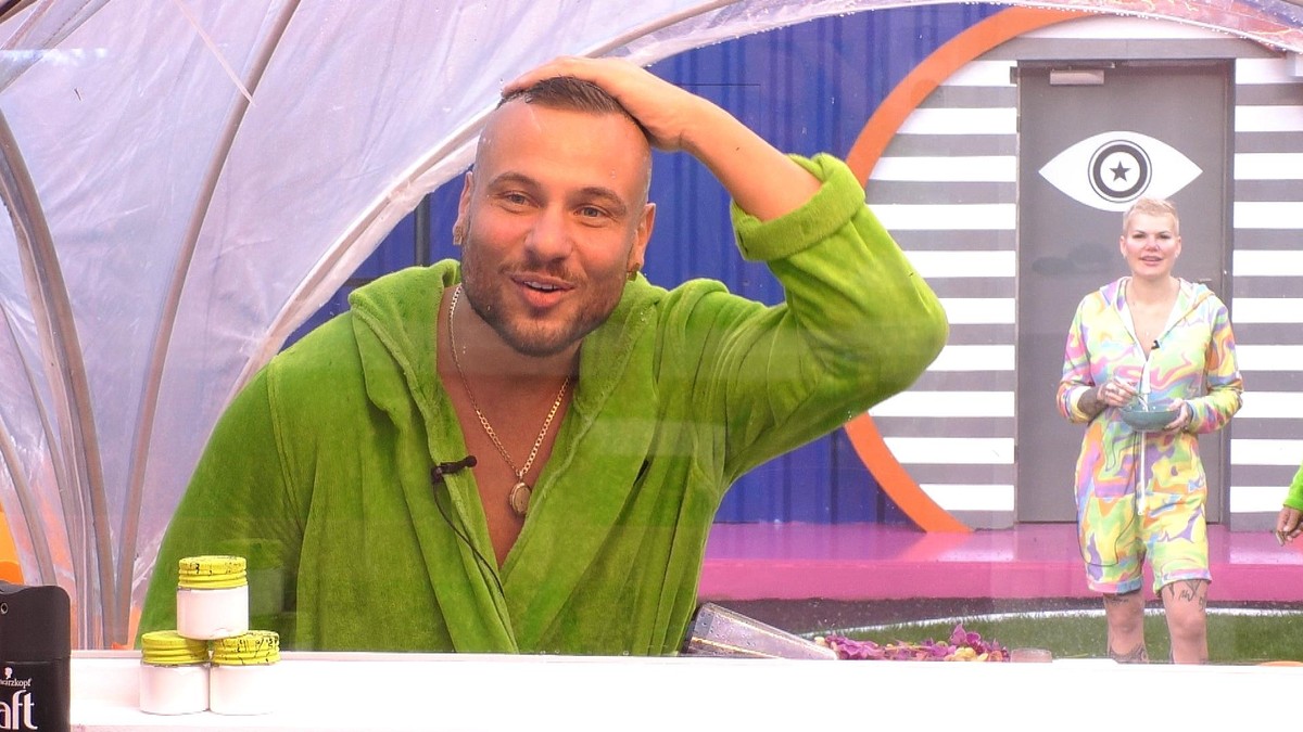Frisch rasiert von Melanie Müller (re.): Eric Sindermann.Titel: Promi Big Brother;
Copyright: SAT.1;
Bildredakteur: Clarissa Schreiner;
 
Rechtehinweis: Dieses Bild darf bis eine Woche nach Ausstrahlu ...