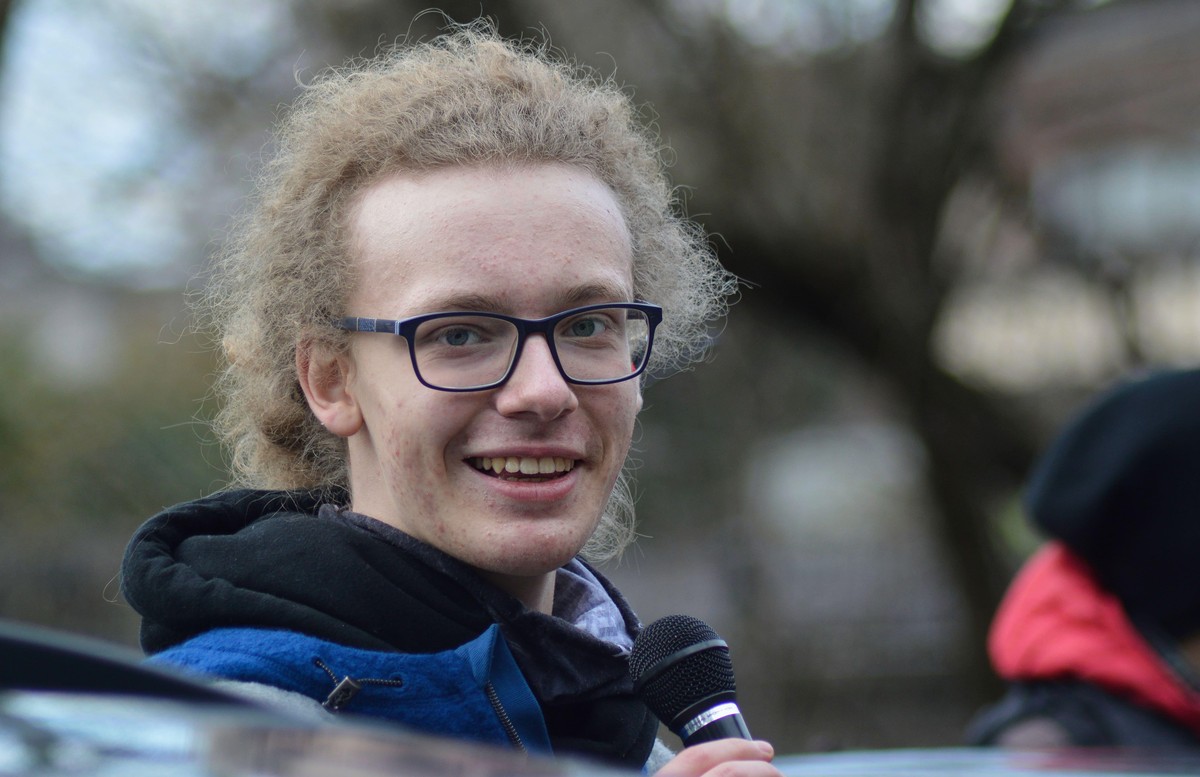 Jason Michalek ist 17 Jahre alt und engagiert sich bei Fridays for Future vor allem für die Rettung des Sterkrader Waldes in Oberhausen. Neben der Organisation von Demonstrationen macht er viel Musik  ...