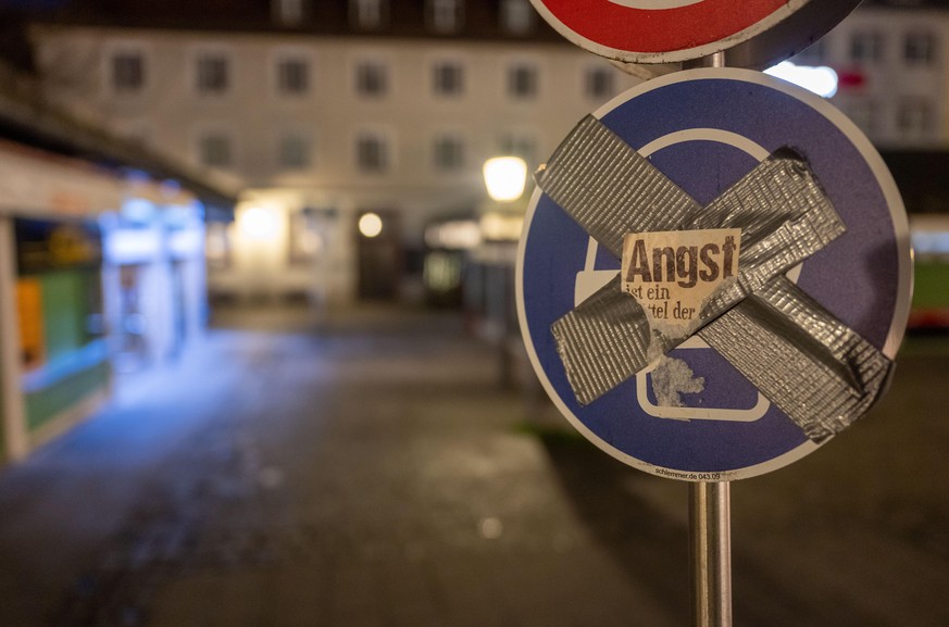 Ein Schild auf dem Viktualienmarkt in der Innenstadt, das eigentlich auf das Tragen einer Maske hinweisen soll, ist mit Klebeband durchgestrichen und mit einem Aufkleber mit dem Wort „Angst“ versehen.