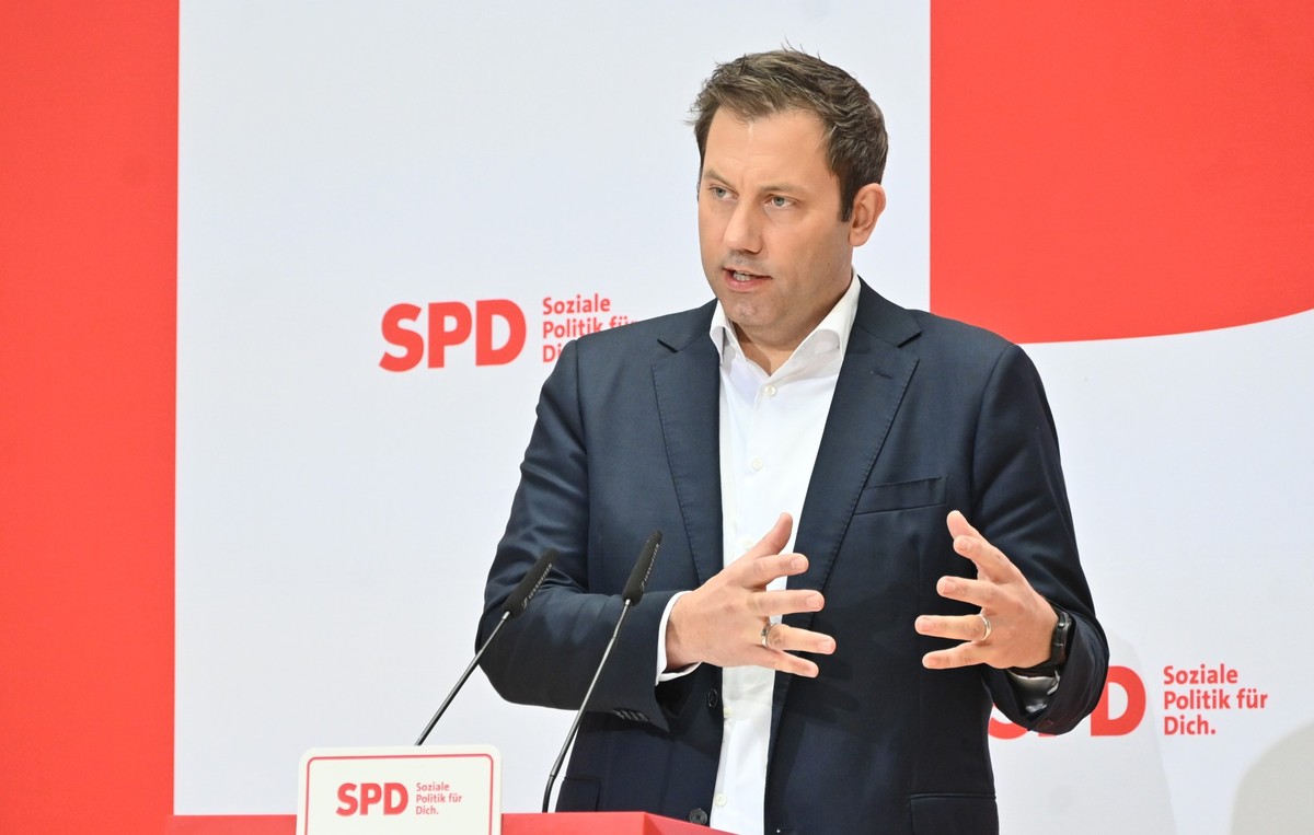 06.11.2023, Berlin: Lars Klingbeil, SPD-Bundesvorsitzender, spricht bei einer Pressekonferenz nach den Gremiensitzungen seiner Partei im Willy-Brandt-Haus in Berlin. Foto: Kilian Genius/dpa +++ dpa-Bi ...