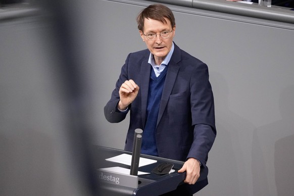 13. Bundestagssitzung und Debatte Aktuell,26.01.2022 Berlin, Gesundheitsminister Karl Lauterbach SPD im Portrait bei seiner engagierten Rede zum Tagesordnungspunkt Vereinbarte Debatte zur SARS-CoV-2-I ...