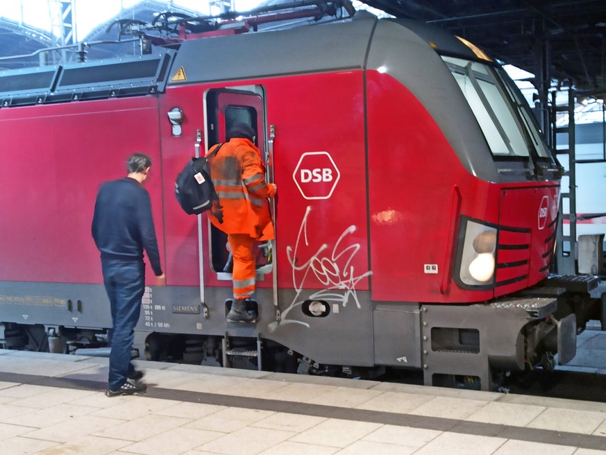 Einblicke bei einer Bahnfahrt mit Start im Bahnhof Hamburg Zugreise in Deutschland mit der Bahn. *** Insights from a train journey starting at Hamburg station Train journey in Germany by train