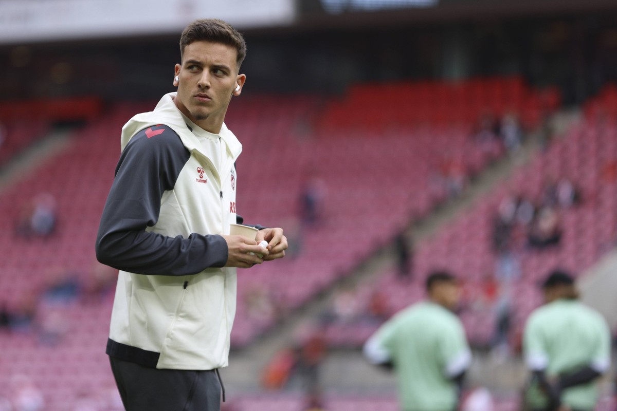 Said El Mala 1. FC Koeln schaut waehrend des spiels der Bundesliga zwischen 1. FC K�ln und FC Augsburg, RheinEnergieSTADION am 18. October 2025 in K�ln, Deutschland. Foto von Oliver Kaelke/DeFodi Imag ...
