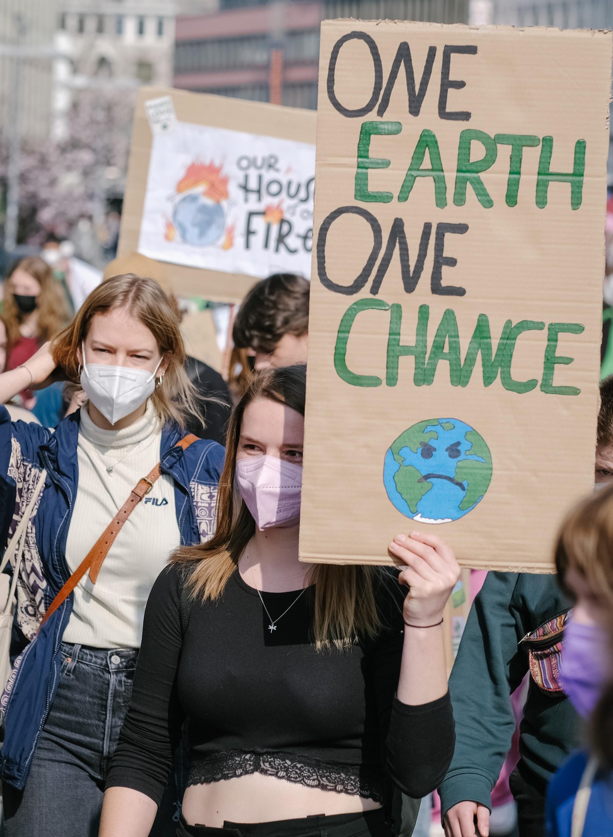 &quot;One Earth One Chance&quot; steht auf dem Schild einer Teilnehmerin bei einer Demonstration der Bewegung «Fridays for Future» in der Innenstadt. Die Organisation Fridays for Future hat für Freita ...