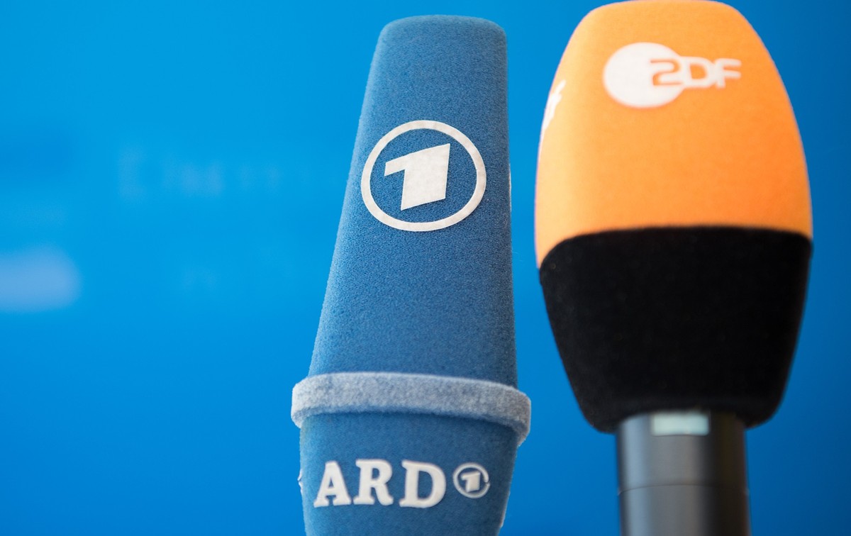 ARCHIV - 02.05.2016, Berlin: Die Mikrofone von ARD und ZDF sind vor einer Pressekonferenz nebeneinander aufgestellt. (zu dpa: