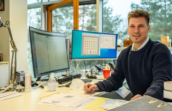 Prof. Kristan Schneider in seinem Büro in der Hochschule Mittweida in Sachsen, wo er Statistik und angewandte Mathematik lehrt. 
