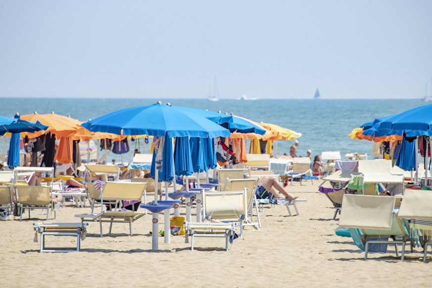 Massentourismus in Italien: Ansturm auf Lignano nach Corona - Öffnungen *** Mass tourism in Italy: Rush on Lignano after Corona reopenings Italien: Aufgrund der Lockerungen in der Corona virus krise i ...