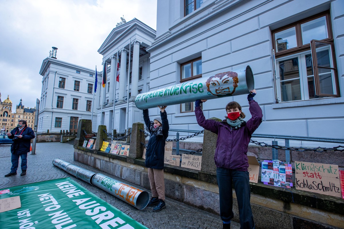 Mitglieder von "Fridays for Future" protestieren mit einer symbolischen Rohrleitung vor der Staatskanzlei gegen den Weiterbau der Gaspipeline Nord Stream 2. Die Klimaschutz-Initiative bekräf ...