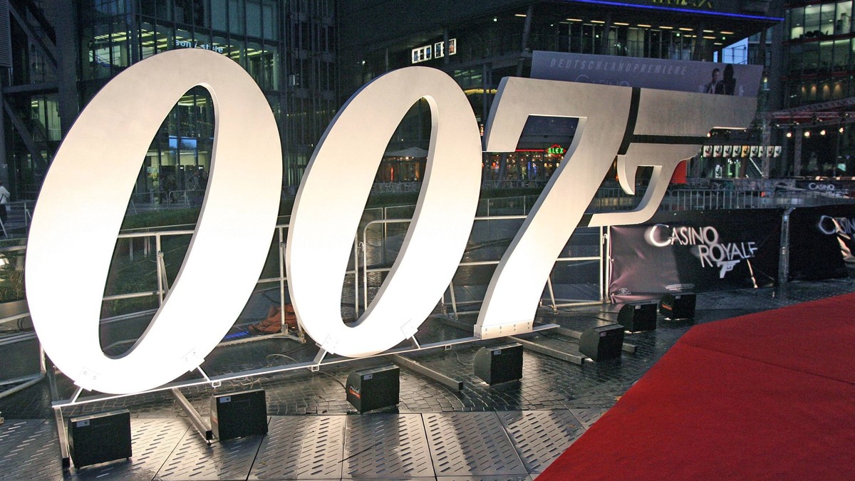 Deutschlandpremiere des James Bond Films Casino Royale im Berliner CineStar Kino im Sony Center am Potsdamer Platz James Bond Logo