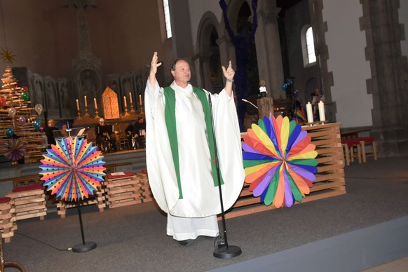 Pfarrer Rainer Maria Schiessler in der katholischen Kirche St. Maximilan Muenchen Narrhalla Faschings Gottesdienst